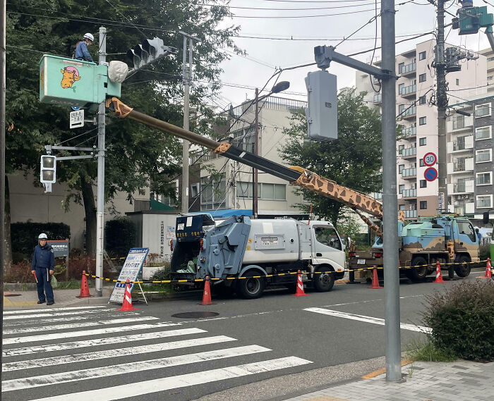 Japan’s Bucket Crane Got Cutened Up To Look Like A Giraffe – Why Not?