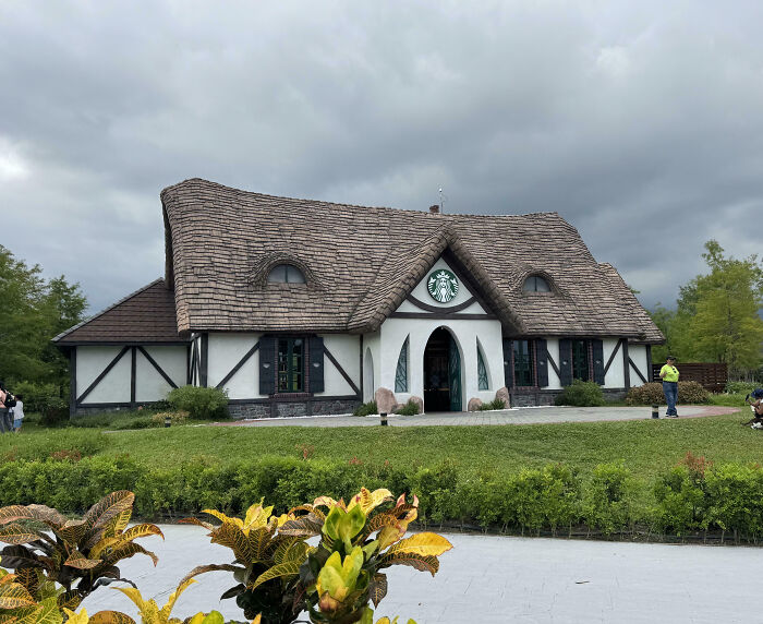 This Starbucks In Taiwan Looks Like It’s Straight Out Of A Fairytale