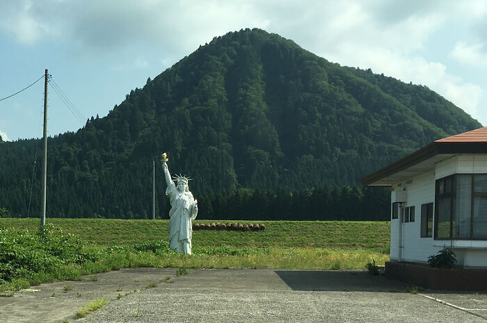 Mini Statue Of Liberty Next To An Abandoned Sushi Place In Japan – So Random