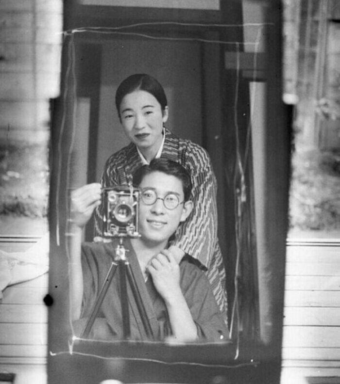 Throwback to 1920s Japan: Couples Take the OG Mirror Selfie