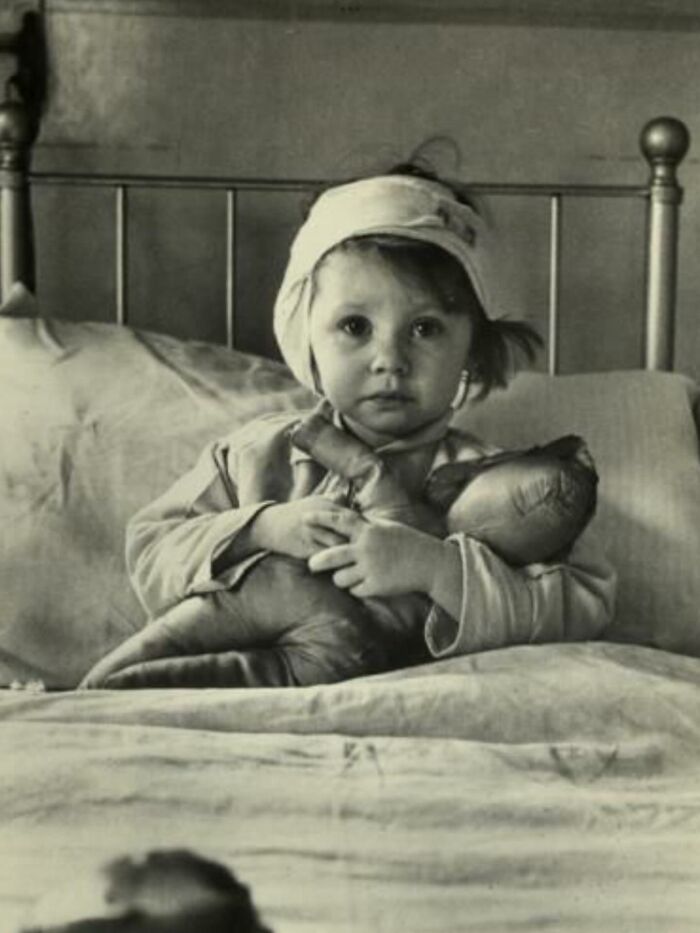 This 3-Year-Old’s Bravery at London Hospital During WWII