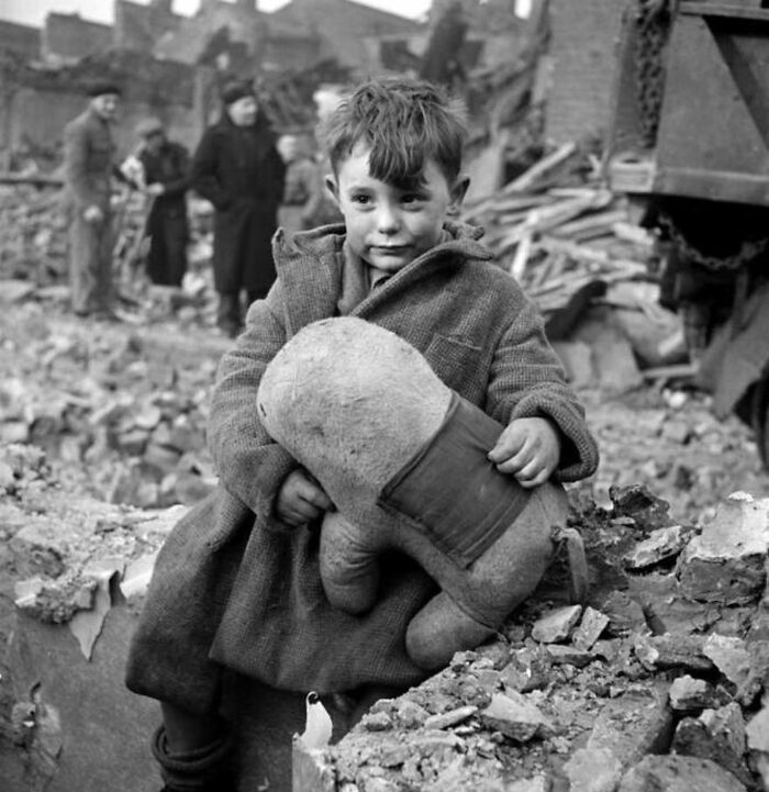 Kiddo With Teddy Braving London Blitz, 1940-41