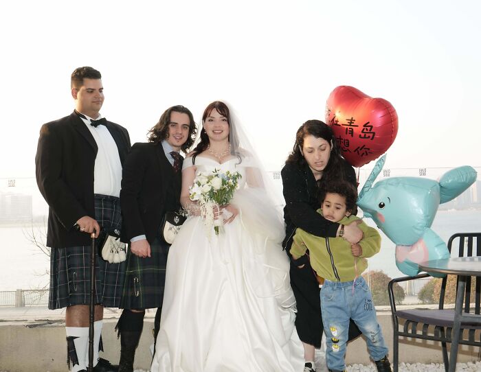 These Wedding Pics Are So Wrong, They’re Hilariously Awesome