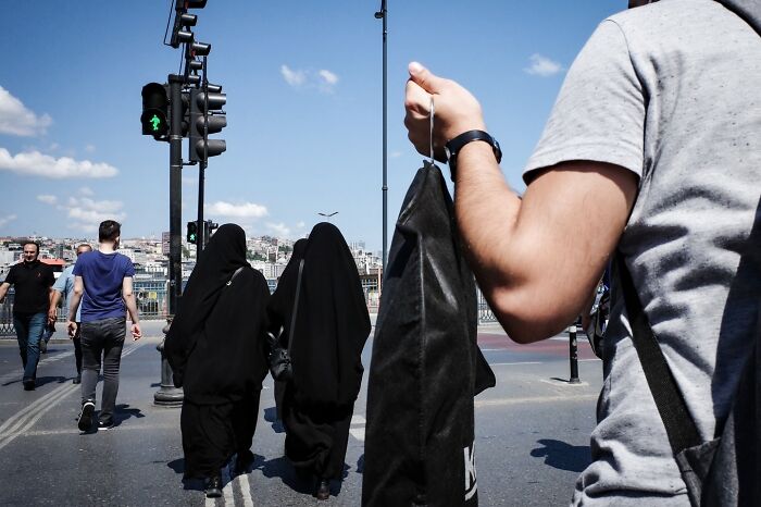 Wait, Did These Street Photos Just Nail Life’s Funniest & Most Surprising Moments?