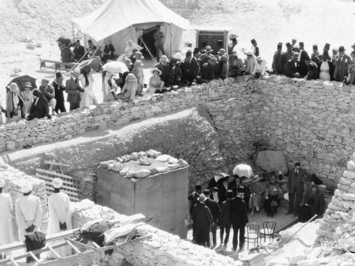 Tourists Line Up Outside The Recently Found Tomb Of King Tut In 1923