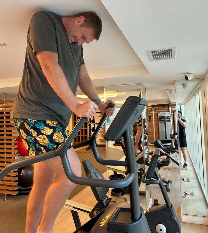 The Hilarious Struggles Of Being Super Tall (60 Pics That Nail It)