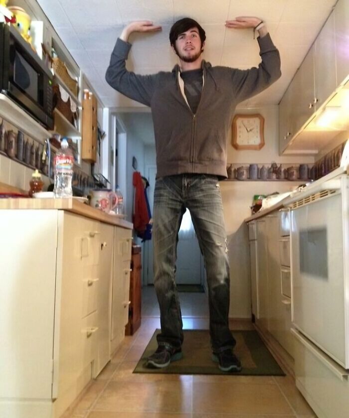 The Hilarious Struggles Of Being Super Tall (60 Pics That Nail It)