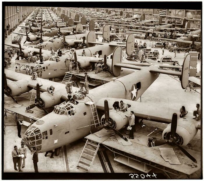 Ford's Willow Run Plant Was PUMPING Out B-24s Every Hour By 1943!