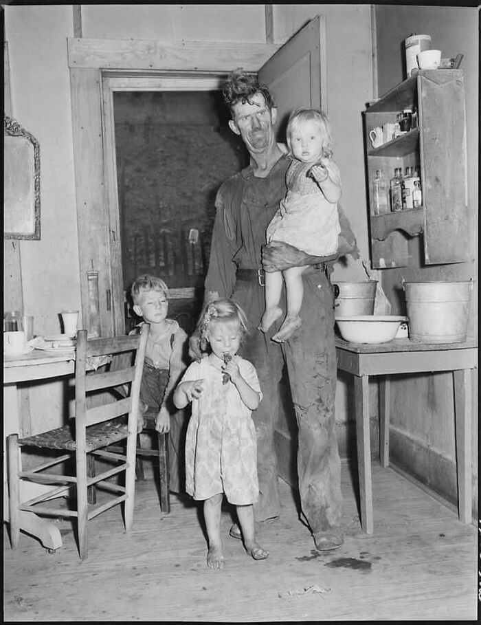Meet The 60-Year-Old Rockin’ Life With His Fam In Kentucky, 1946