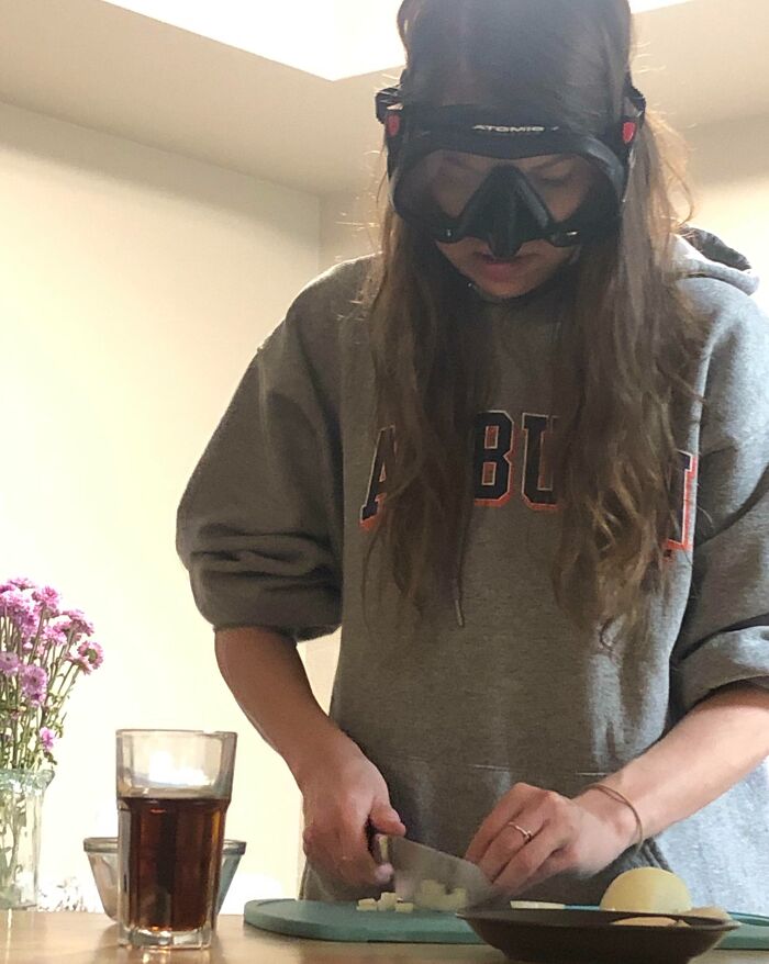 How My Girlfriend Slices Onions (Hint: Not Like a Chef)
