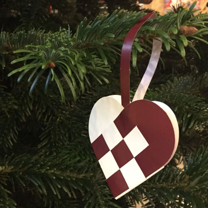Pleated Christmas Hearts – Denmark’s Festive Craft Explosion