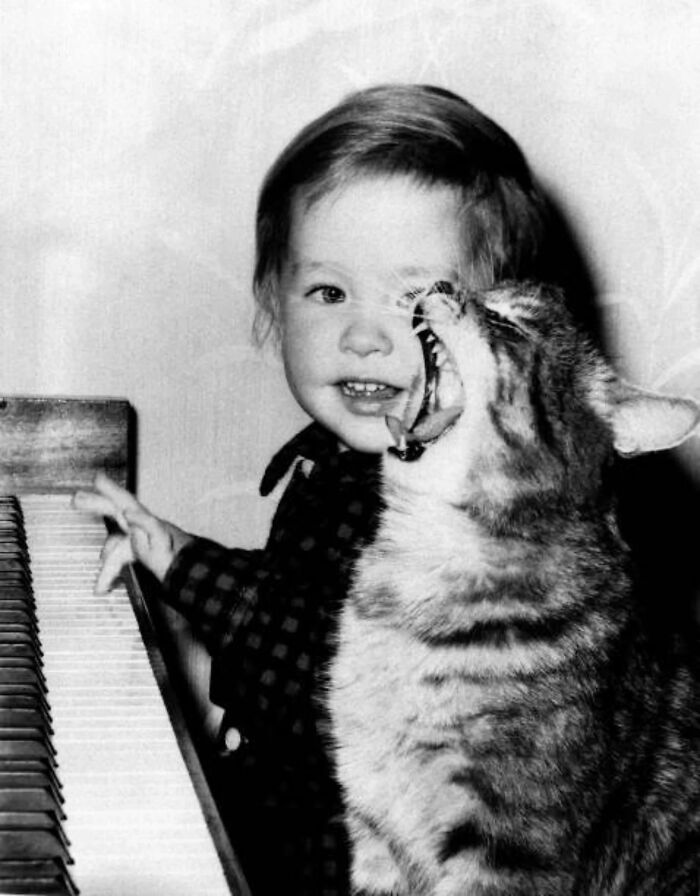 Wait, They Took Pictures With Cats Back Then?! 44 Vintage Cat Pics That’ll Make You Smile