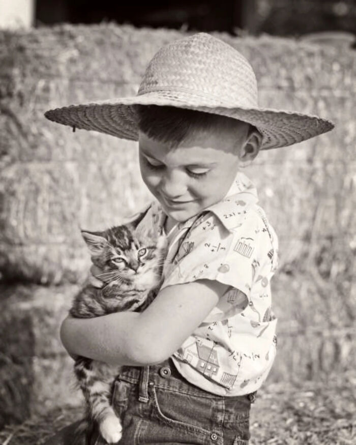 Wait, They Took Pictures With Cats Back Then?! 44 Vintage Cat Pics That’ll Make You Smile
