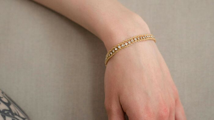 Fiancé’s Rich Family Calls Me a Gold Digger While I’m Paying the Bills—Rude Much?