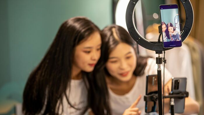 Influencer Sis Photoshops Herself But Leaves Me Ugly—I Fight Back and Family’s Mad