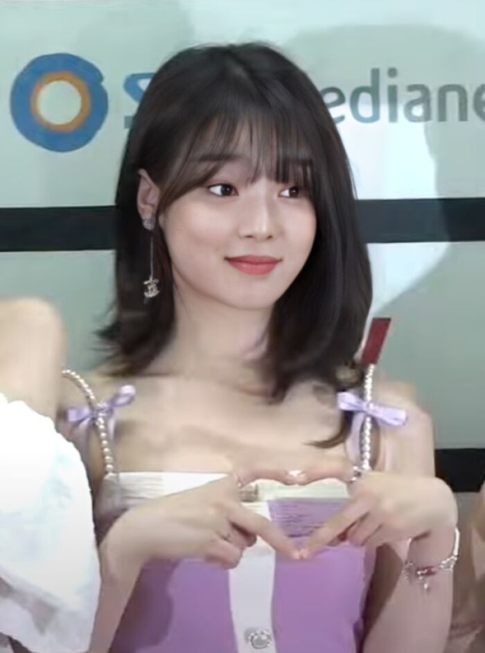 Seunghee: The K-pop Queen with a Guitar Crush