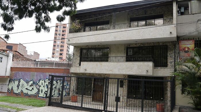 The World's Most Overhyped Tourist Spots That Totally Let Everyone Down