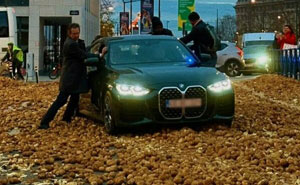 25 Weirdest Street Scenes in Brussels That Will Make You Say 'Wait, What?!'