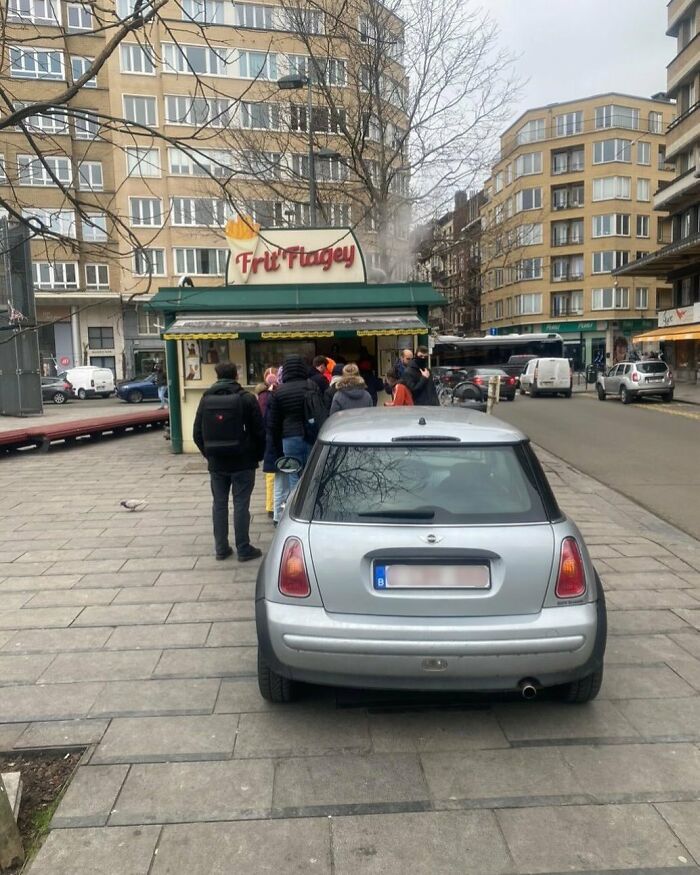 25 Weirdest Street Scenes in Brussels That Will Make You Say 'Wait, What?!'