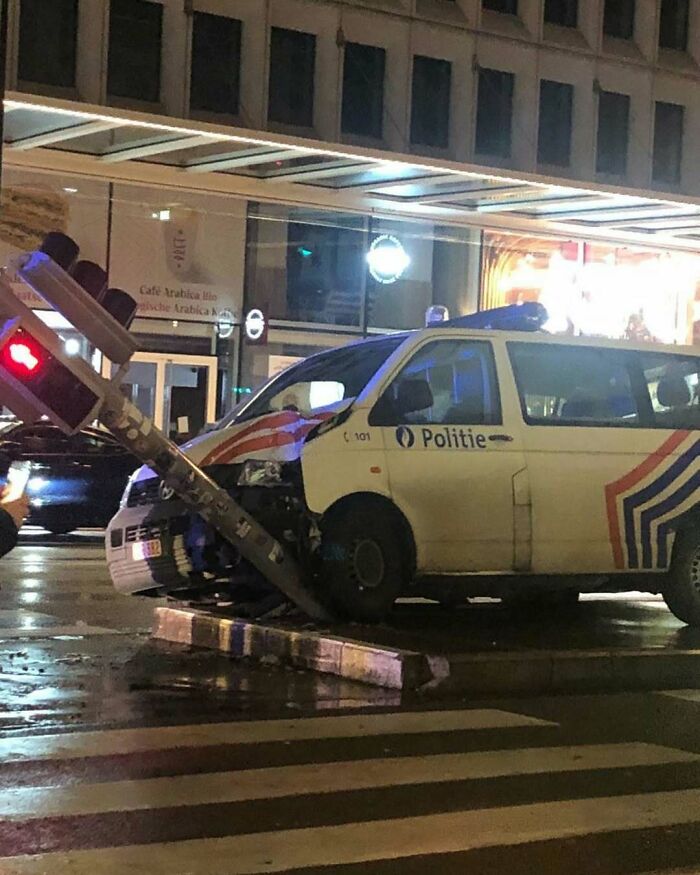 25 Weirdest Street Scenes in Brussels That Will Make You Say 'Wait, What?!'