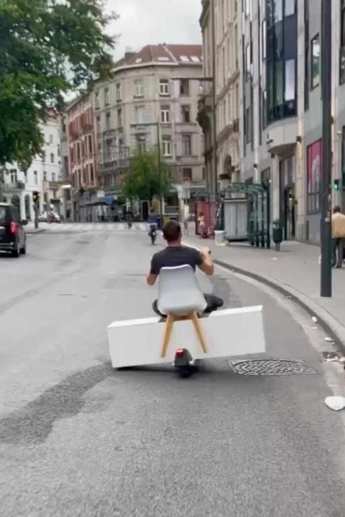 25 Weirdest Street Scenes in Brussels That Will Make You Say 'Wait, What?!'