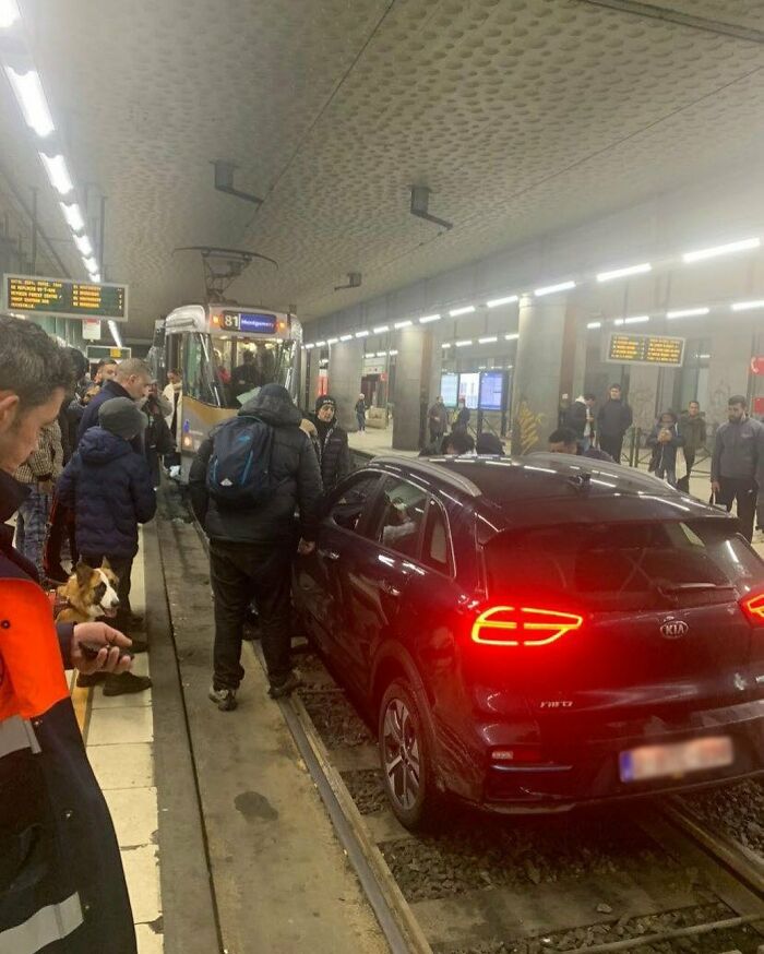 25 Weirdest Street Scenes in Brussels That Will Make You Say 'Wait, What?!'