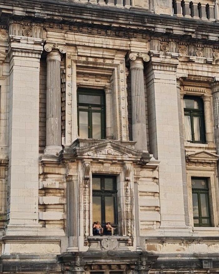 25 Weirdest Street Scenes in Brussels That Will Make You Say 'Wait, What?!'