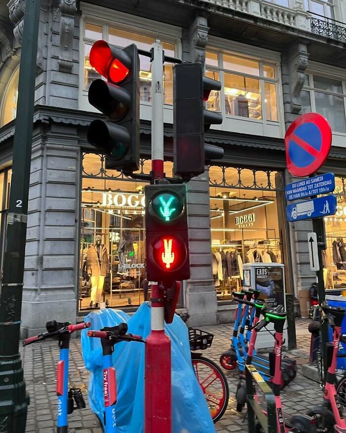 25 Weirdest Street Scenes in Brussels That Will Make You Say 'Wait, What?!'