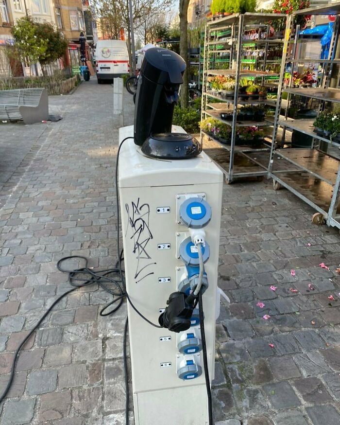 25 Weirdest Street Scenes in Brussels That Will Make You Say 'Wait, What?!'