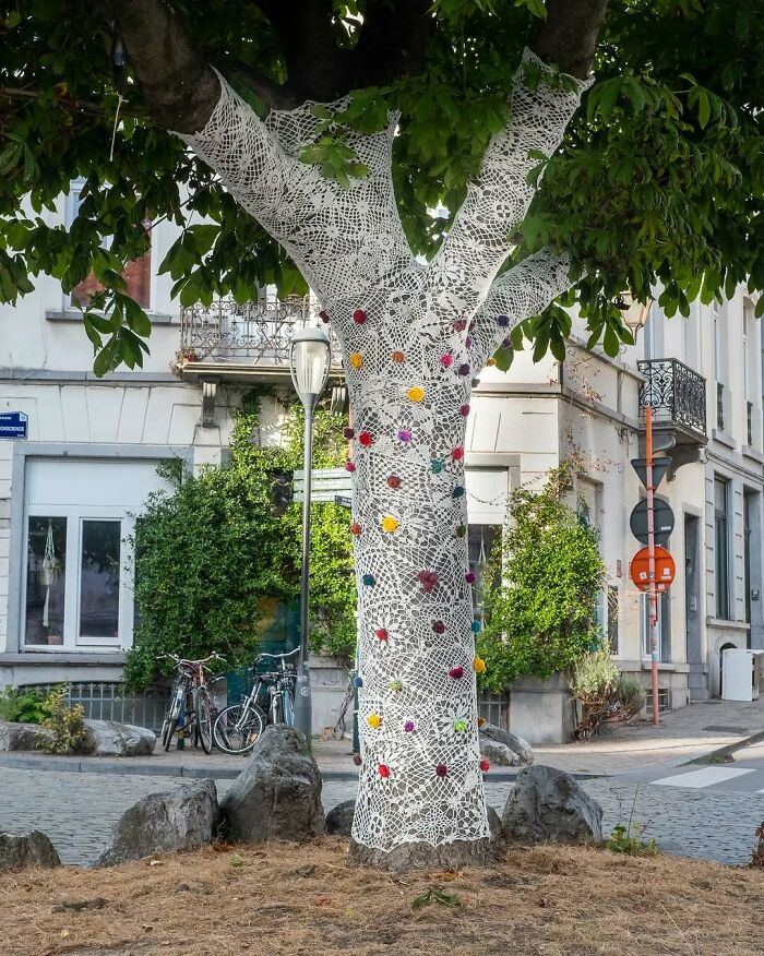 25 Weirdest Street Scenes in Brussels That Will Make You Say 'Wait, What?!'