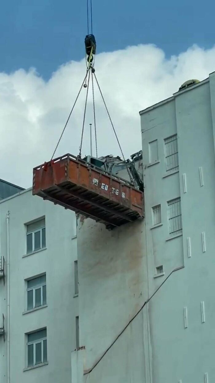 25 Weirdest Street Scenes in Brussels That Will Make You Say 'Wait, What?!'