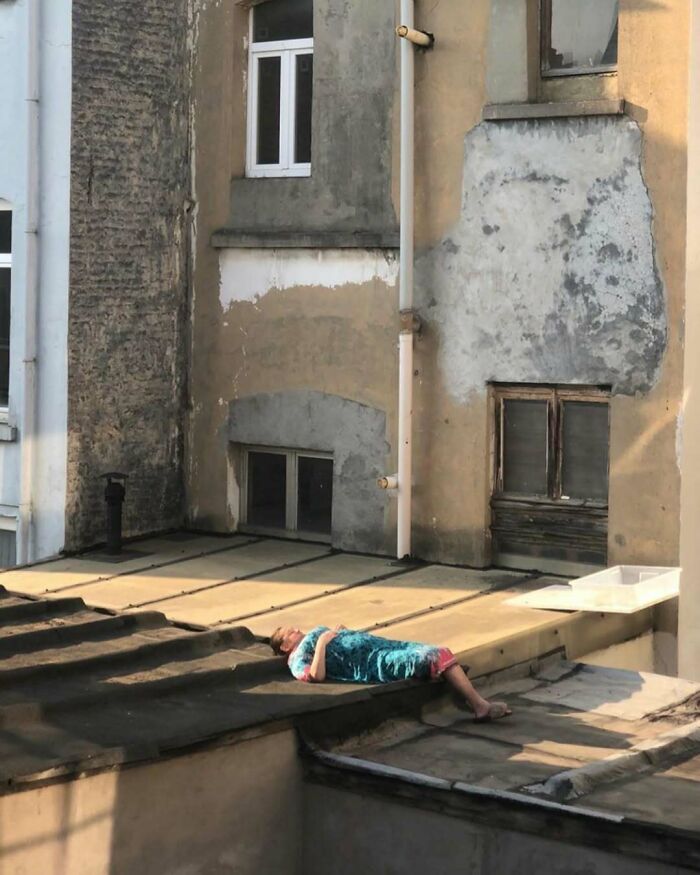 25 Weirdest Street Scenes in Brussels That Will Make You Say 'Wait, What?!'