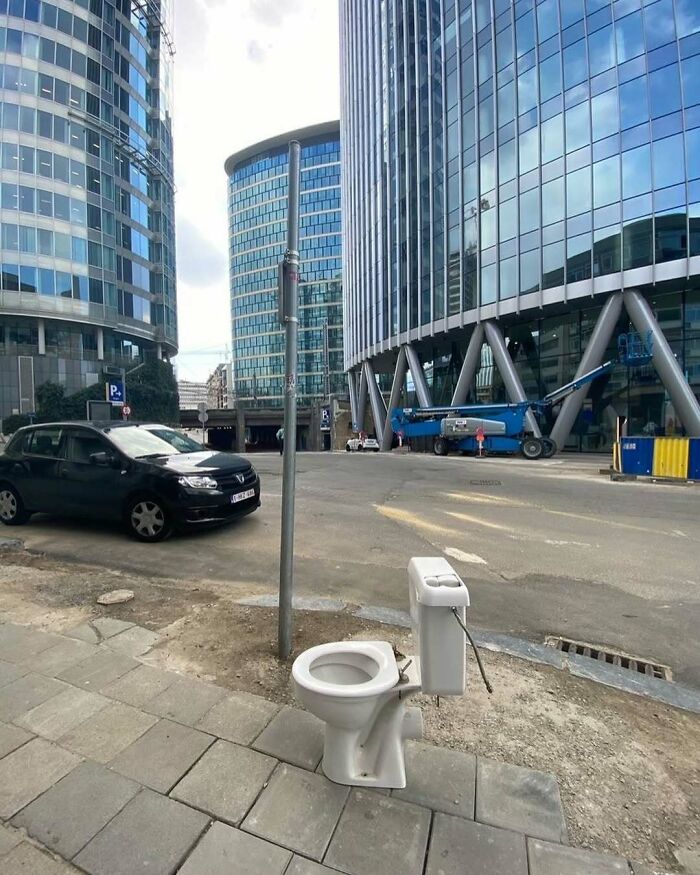 25 Weirdest Street Scenes in Brussels That Will Make You Say 'Wait, What?!'