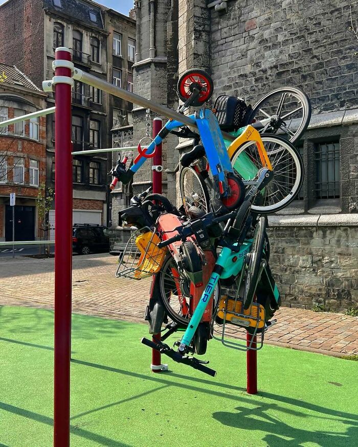 25 Weirdest Street Scenes in Brussels That Will Make You Say 'Wait, What?!'