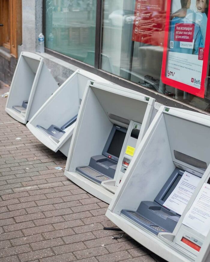 25 Weirdest Street Scenes in Brussels That Will Make You Say 'Wait, What?!'