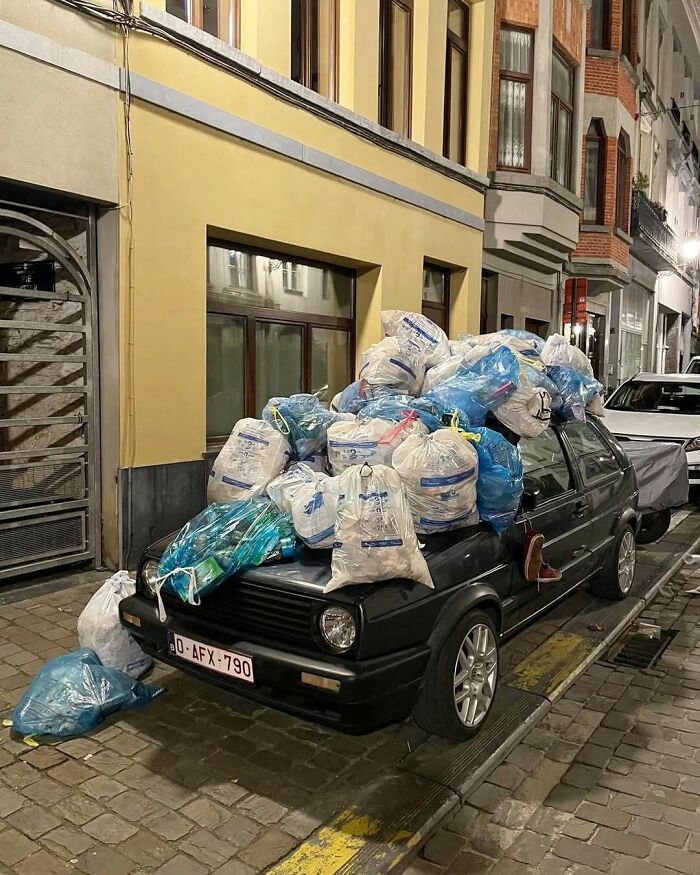 25 Weirdest Street Scenes in Brussels That Will Make You Say 'Wait, What?!'