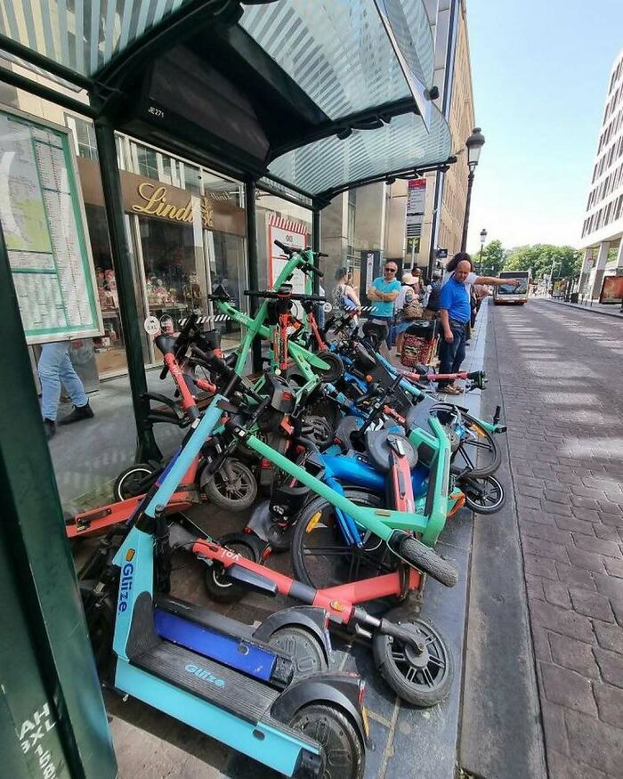 25 Weirdest Street Scenes in Brussels That Will Make You Say 'Wait, What?!'