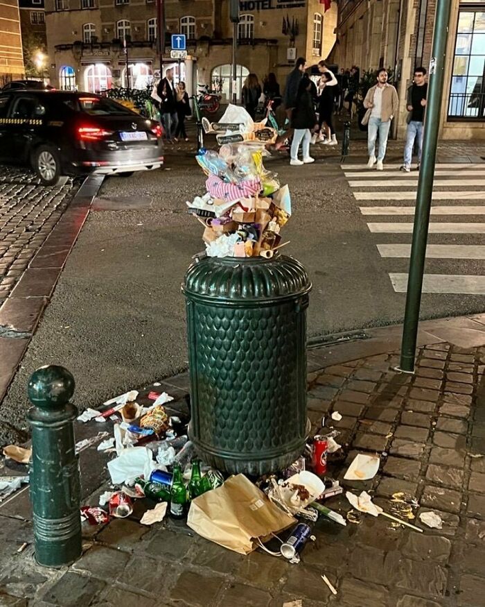 25 Weirdest Street Scenes in Brussels That Will Make You Say 'Wait, What?!'