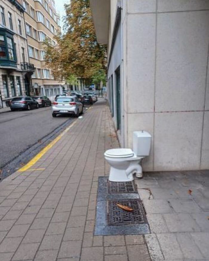 25 Weirdest Street Scenes in Brussels That Will Make You Say 'Wait, What?!'
