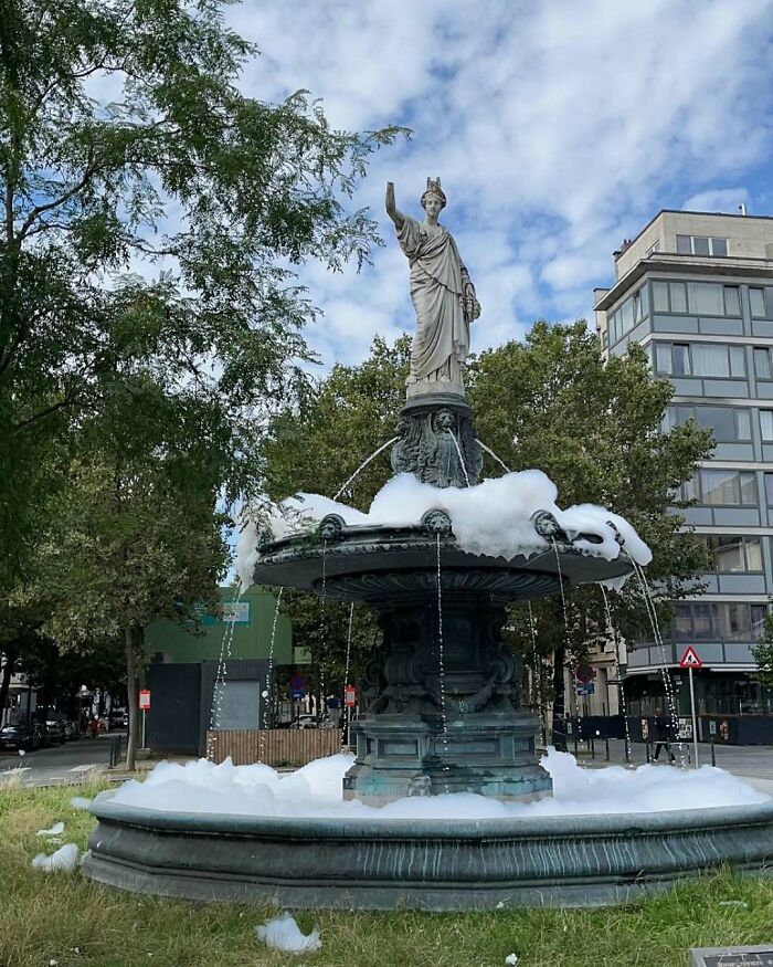 25 Weirdest Street Scenes in Brussels That Will Make You Say 'Wait, What?!'