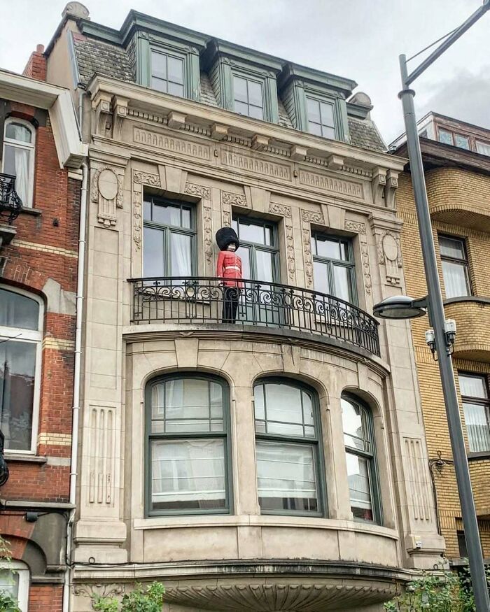 25 Weirdest Street Scenes in Brussels That Will Make You Say 'Wait, What?!'