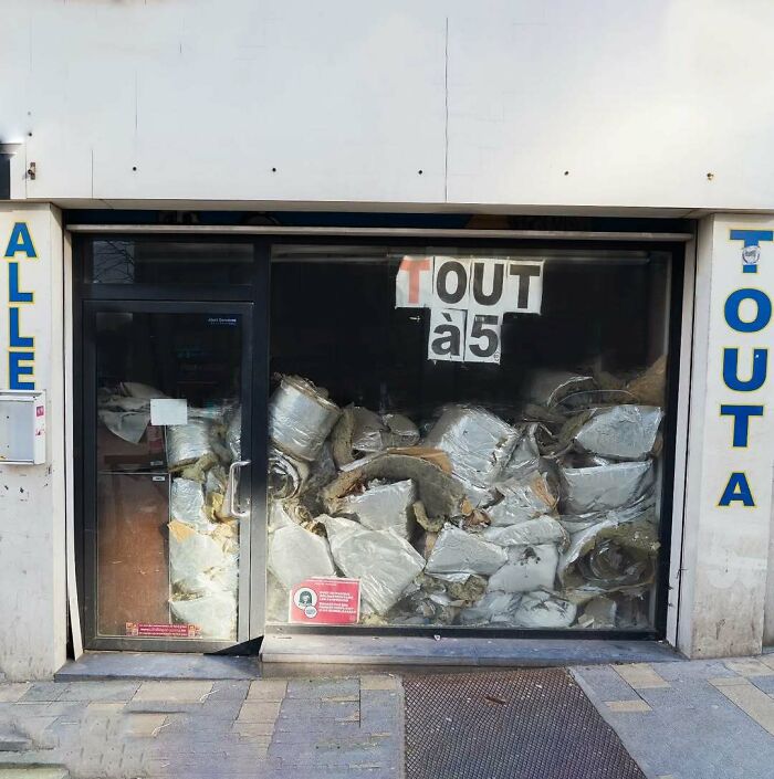 25 Weirdest Street Scenes in Brussels That Will Make You Say 'Wait, What?!'