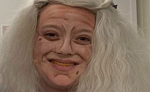 Wait, They Actually Piled That On? 59 Stage Makeup Fails That Are Too Funny To Ignore