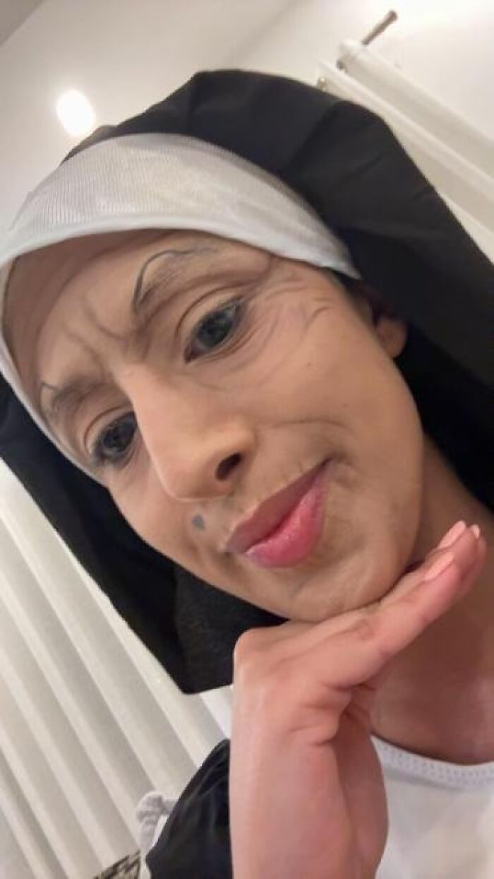 Wait, They Actually Piled That On? 59 Stage Makeup Fails That Are Too Funny To Ignore