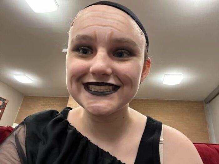 Wait, They Actually Piled That On? 59 Stage Makeup Fails That Are Too Funny To Ignore