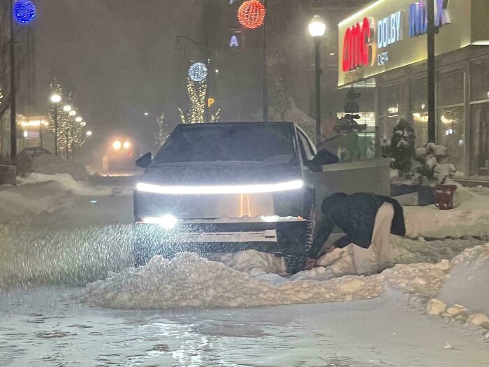 Tesla Cybertruck Stuck In The Snow – Even Cool Vehicles Get Trapped