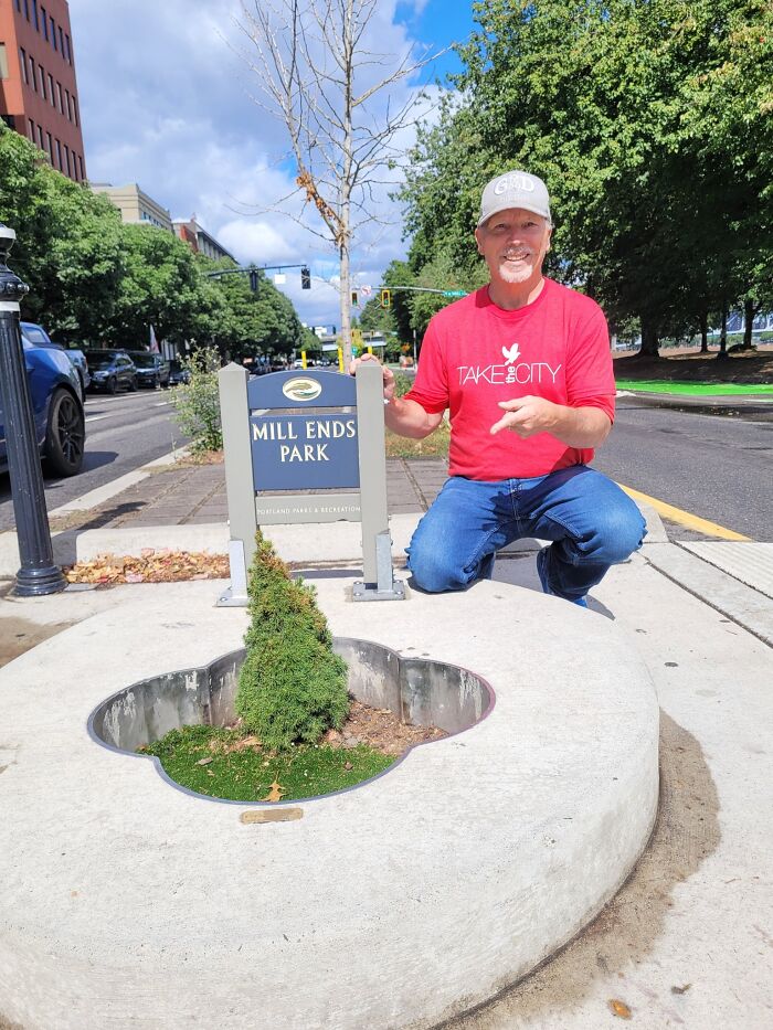 The World’s Smallest Park: Mill Ends Park (Only 452 Square Inches!)