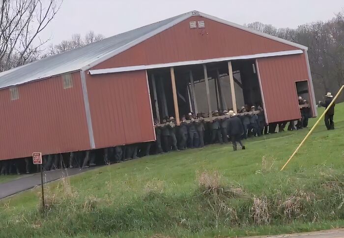 Teamwork Goals: Amish Bros Moving A Barn Like It’s No Big Deal