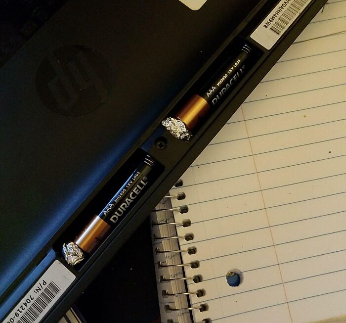 No AA Batteries? No Problem! AAA + Aluminum Foil = Battery Magic