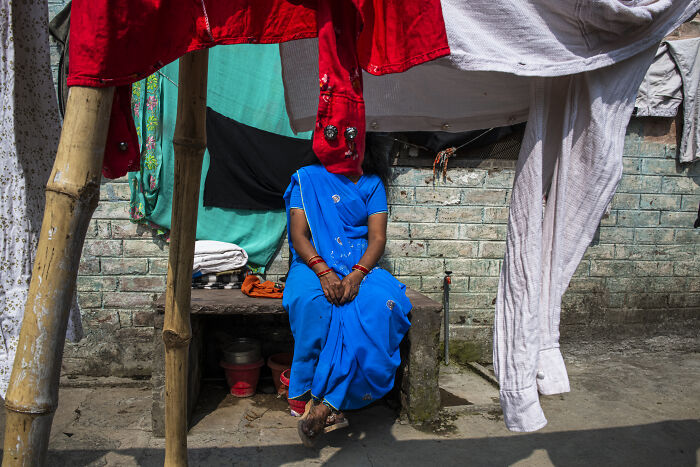 When Sidewalks Get Sassy: 15 Perfectly Timed Street Photos You’ll Love